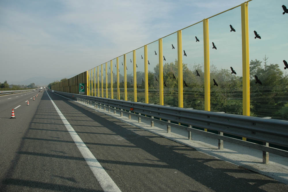Tratto di autostrada con barriera antirumore in vetro, composta da pannelli con supporti acciaio
